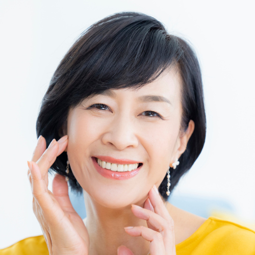 笑顔の50代女性- 熊本市矯正歯科相談室